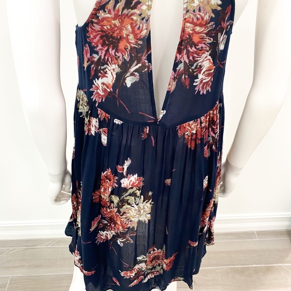 Urban Outfitters Kimchi Blue Florence High-Low Short Mini Dress in Navy Floral - Picture 9 of 10